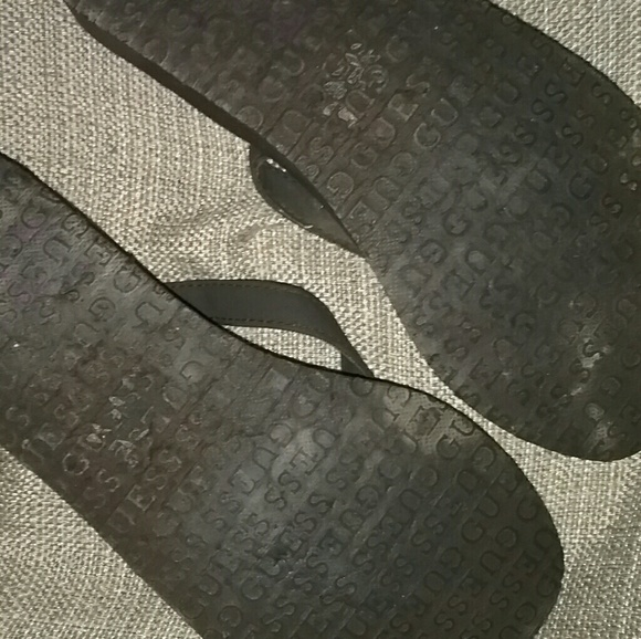 Guess Bundle:Tee shirt and Flip Flops - Picture 4 of 6